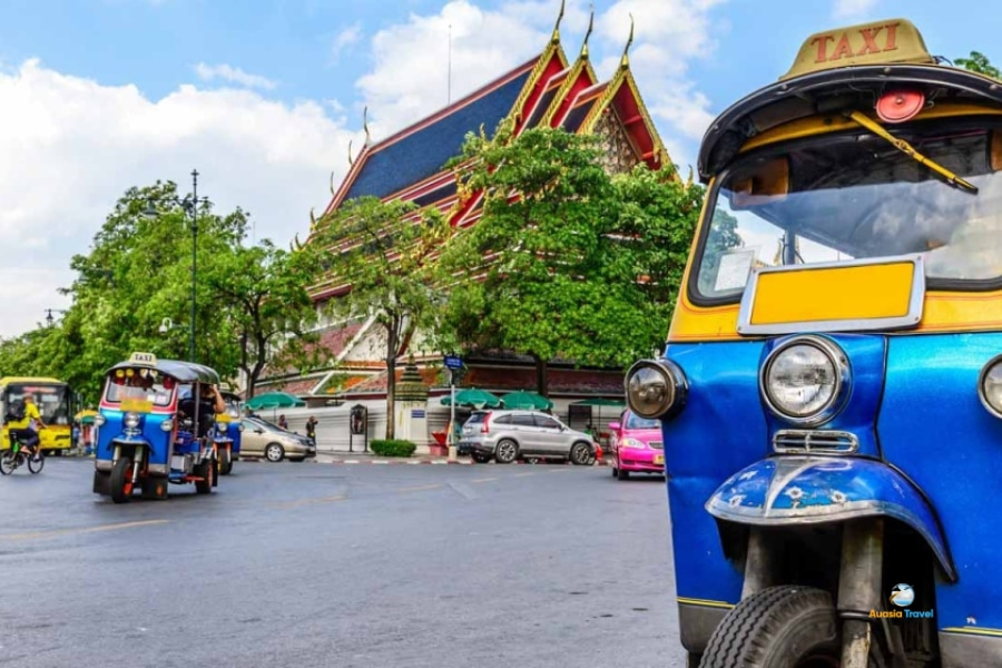 Tuk Tuk taxi in front of temple in Bangkok Thailand – Auasia Travel